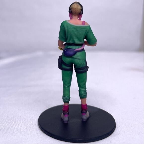 Rainbow Six Siege IQ Elite Figure w/ AUG A2 Yellow Rifle - Ubisoft Collectible - Picture 4 of 10